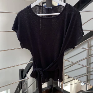 T-shirt  med band i midjan  - Gullig t shirt i ett tunt material med band som framhäver midjan