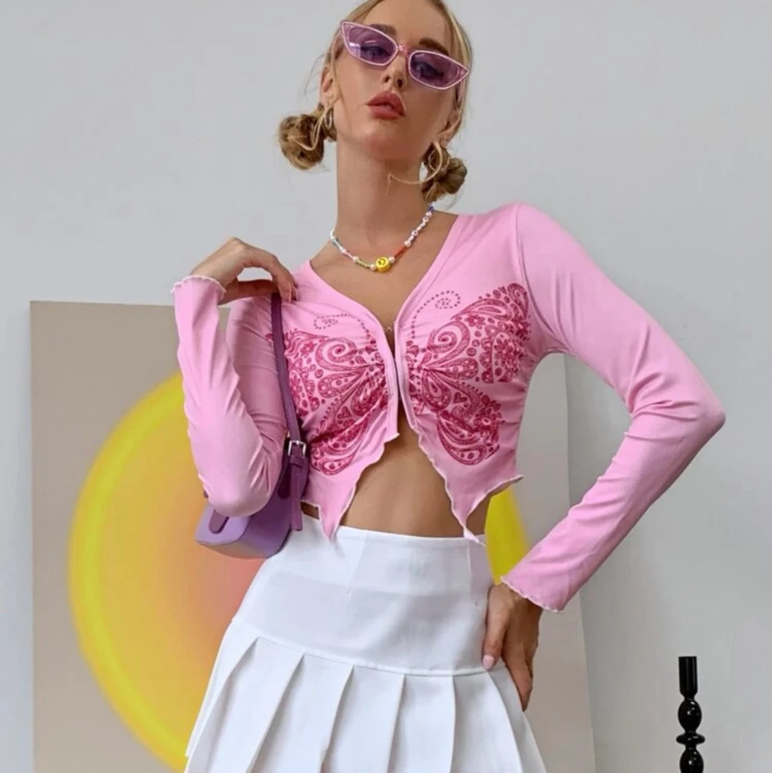 Rosa uppknäppbar tröja med fjärilstryck. - 90