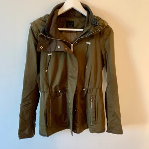 Zara jacka  - Så fin jacka från Zara i nyskick! Storlek XS, passar även en S. Finns luva och går att dra åt jackan i midjan om man skulle vilja 