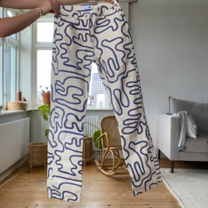 Mönstrade jeans - Helt oanvända mönstrade jeans från Zara. ”Knappgylf”, lite små i storleken
