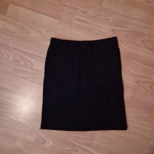 Formpassad kjol från cubus, storlek smal, färg svart, resor i midjan, nyskick