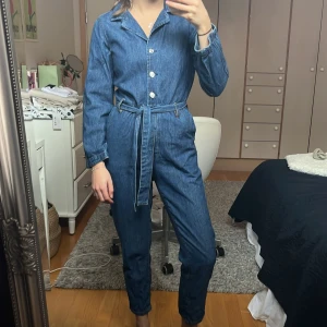 Denimjumsuit - Jumpsuit i jeansmaterial som köptes för några år sedan från mango. Är i storlek XS och jag är cirka 160cm lång. :)
