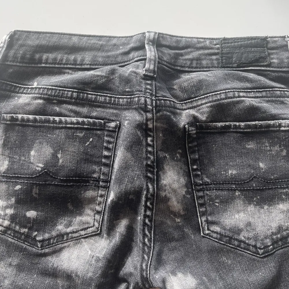 Garderobsutrensning. Svart/vit melerade jeans från Ralph Lauren. Säljes pga blivit för små. Frakt tillkommer - skickas icke rekommenderat.. Jeans & Byxor.