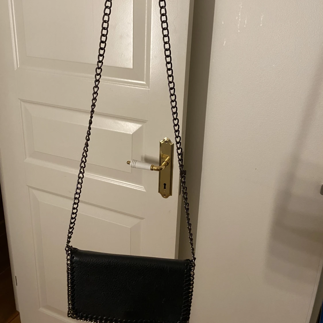 Svart axelbands väska