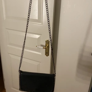 Svart axelbands väska - Svart axelbands väska med kedja