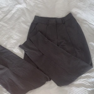 NAKD kostymbyxor - Snygga kostymbyxor från NAKD med liten slit längst ner. Mycket bra skick, inseam 75 cm