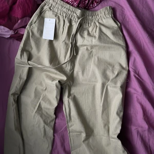 linnebyxor  - linnebyxor köpta i thailand, aldirg använda så prislapp finns kvar. för korta för mig som är 165.