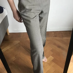 Rutiga byxor, storlek 40  - Rutiga ullbyxor vintage i storlek 40 raka ben, Svart och vit rutig mönster. Mycket braskick. Ofodrad. Känns som 100%ull