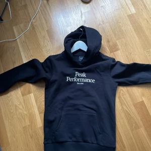 Peak hoodie - Använd 1-2 ggr, köpt 750 från kidsbrandstore