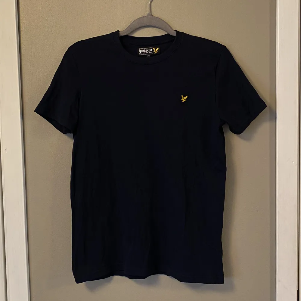 begagnad blå lyle&scott t-shirt  nypris 250:- vid intresse kan fler bilder skickas . T-shirts.