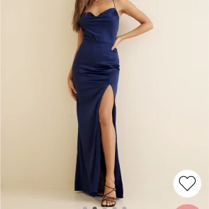 Balklänning  - Jättefin balklänning i marinblå som är öppen i ryggen och har en slits fram till, bara testad och finns lapp kvar, den är från Nelly och är i storlek 38🫶🏻nypris är 899kr