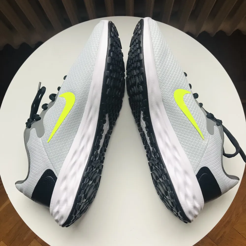 Helt nya lösningskor från Nike.  Storlek 7.5 (40.5) perfekt för löpning eller träning. . Skor.