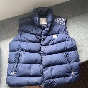 Moncler Cheval väst - Fin moncler cheval väst, rätt bra skick. Säljer den för att den är för liten för mig men annars är det en riktigt bra väst till våren. Kan förhandla vid snabb affär