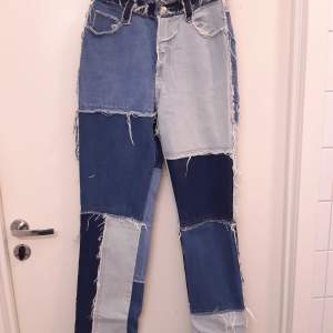 Blå raka patchwork jeans från Jaded London i storlek W25. I mycket gott skick nästan aldrig använda. Säljer för 800 kr + frakt.
