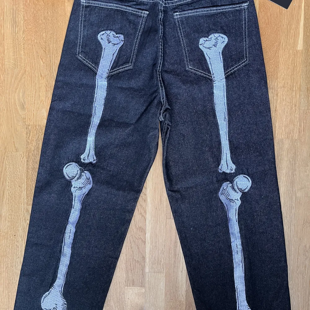 Ett par helt nya X-ray jeans med relaxed fit från hemsidan Santo. Säljer på grund av fel storlek. Storlek: M Nypris: 750 Mitt pris: 550. Jeans & Byxor.