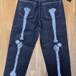 Ett par helt nya X-ray jeans med relaxed fit från hemsidan Santo. Säljer på grund av fel storlek. Storlek: M Nypris: 750 Mitt pris: 550