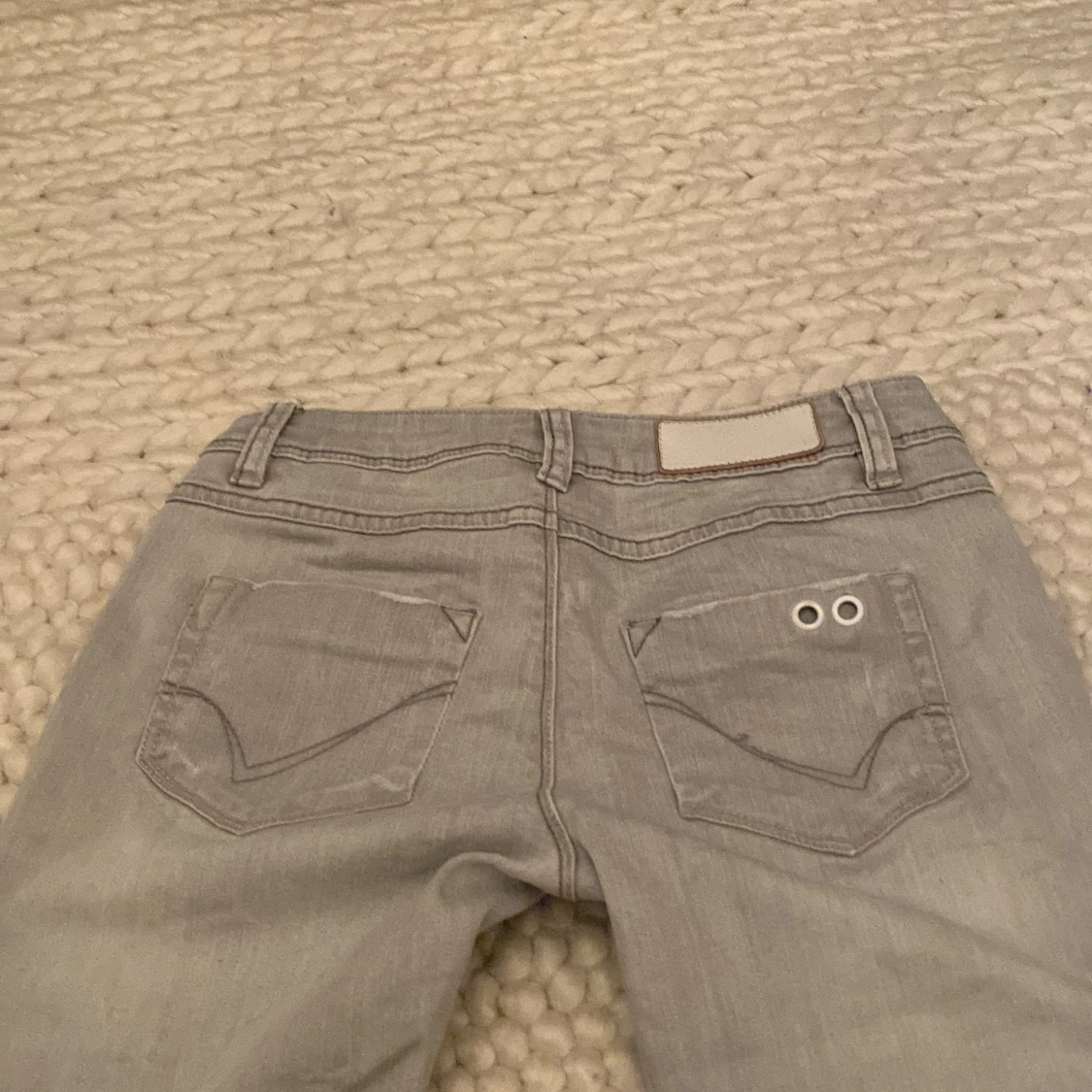 Ljusgrå ONLY jeans, lågmidjade med raka ben💙 - 91