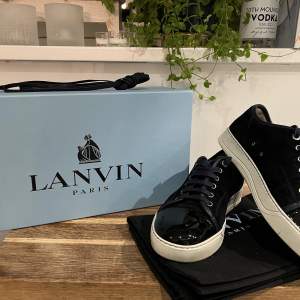 Blåa Lanvin skor. Storlek Uk6 (passar 40-42) stora i storlek. Fint skick och inga skador. Låda, dustbag samt extra skosnören följer med. Kan fraktas(spårbart via PostNord).  Hör av er vid intresse! 2800 kr