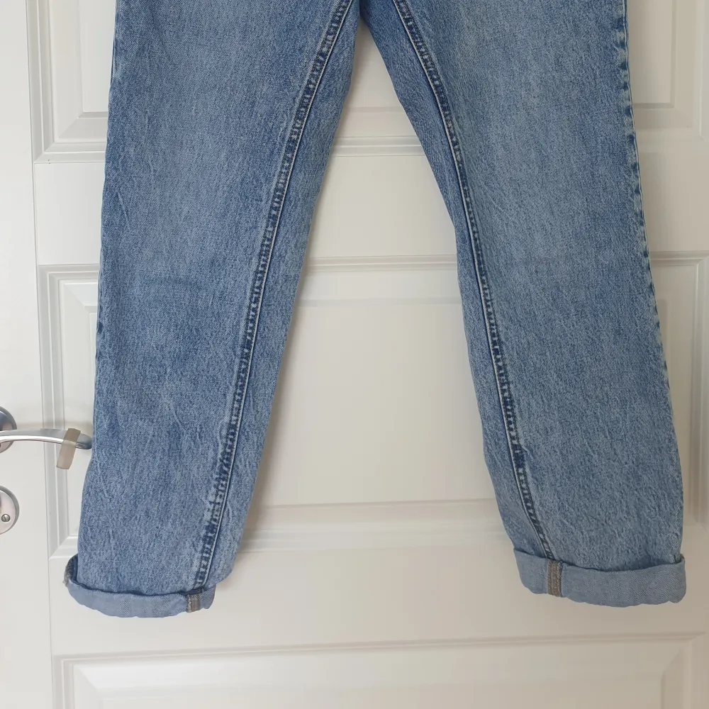 Säljer mina favorita jeans som har blivit för liten 💔 super snygga jeans i vintagelook och straight modell/ momjeans. Jeans & Byxor.