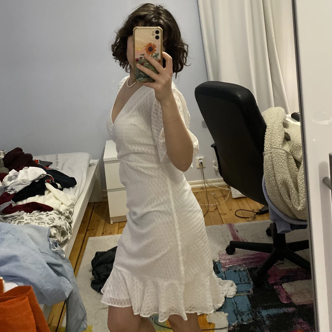 Vit klänning med volanger  - 90