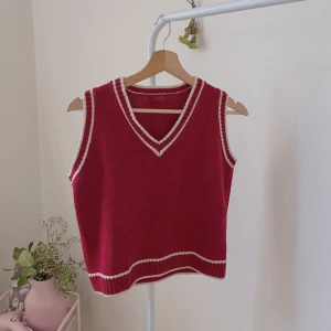 stickad väst från brandy melville - gullig stickad väst från brandy melville! fin över t-shirt eller skjorta med klassisk krage eller peter-pan collar för ett gulligare approach!