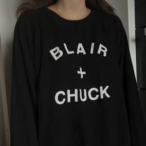 Blair + Chuck tröja från Manners Apparel 🖤 Strl XXL. Finns att hämta på Östermalm eller postas med PostNord spårbart (79kr). Buda!