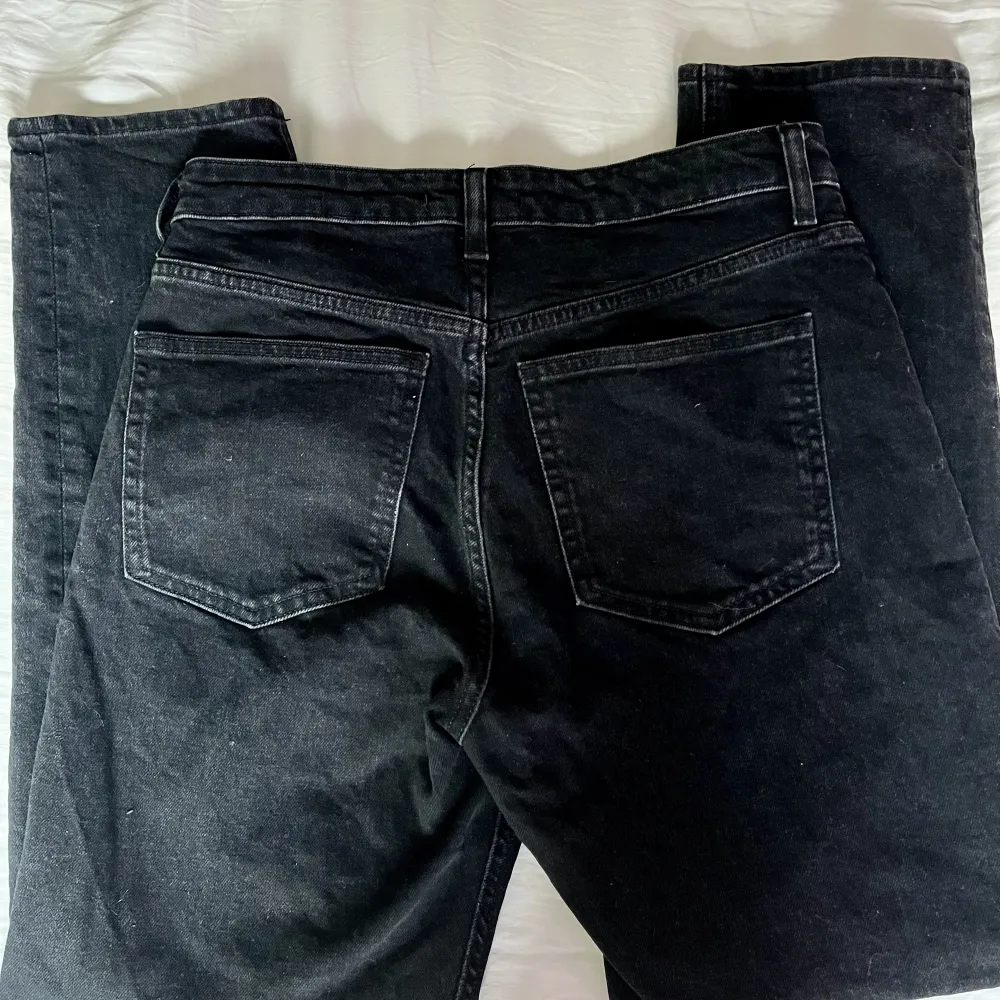 Mom jeans från Zara i strl 38. Inte använda så mycket så i fint skick! Säljer då dom inte passar längre.💕. Jeans & Byxor.