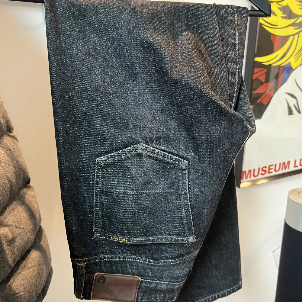 Grå/svarta jeans från bellstaff slim fit. Sitter som storlek 30.  Nypris var ca 1500 kr. Jeans & Byxor.