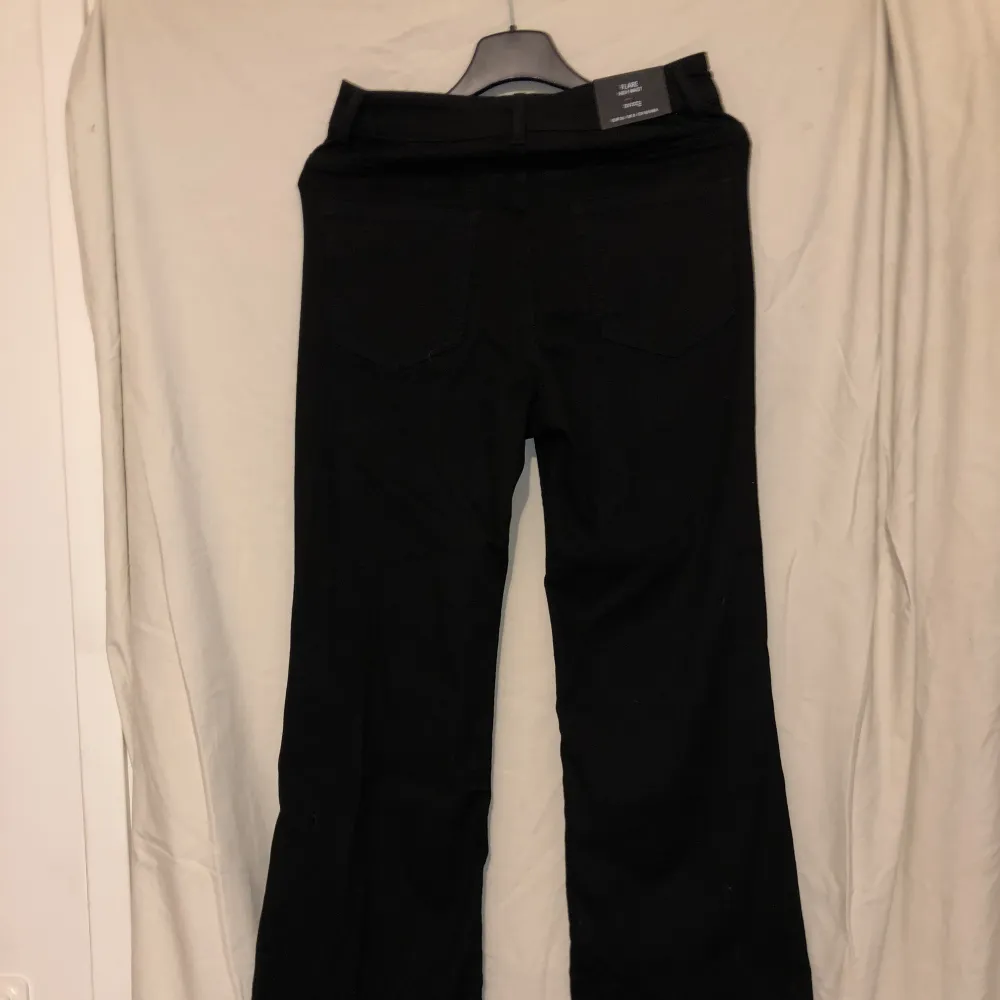 2st Stretchiga sköna jeans Hög midja Likadana i svart/blå Helt nya oanvända Fick framgick bak. Jeans & Byxor.