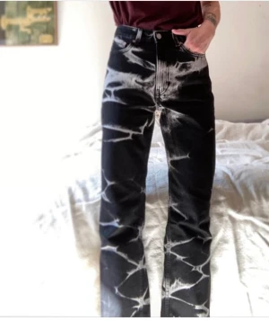 Weekday Voyage Jeans - Tvåfärgade melerade jeans från Weekday jeans i strl 25/28. Sparsamt använda så i väldigt bra skick. Modellen är rak i benen. 