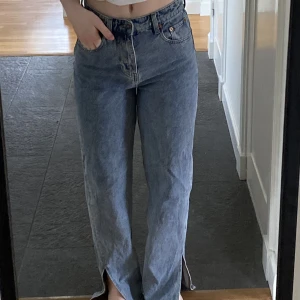 Jeans - Stentvättade jeans från Motel rocks med slit i strlk XS. Ingen fraktkostnad.