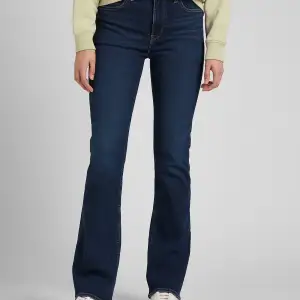 Jag säljer dessa fina lee jeans då jag tyvärr vuxit ur dom. jeansen ”breese boot” i färgen ”Dark Aspen”. Storlek W25 L31 (Xs/S). De har inga tecken på användning. Hör av er för fler bilder och information.💕💕