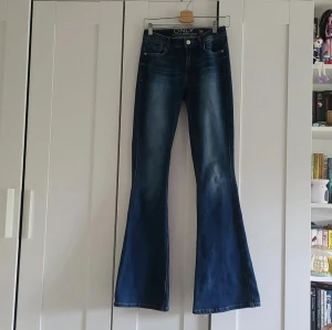 Only flared jeans - Superfina flared / utsvängda / vida jeans från Only. Köpta här på plick och endast testade av mig eftersom de var för långa😭 Är 168 cm. Lite rippade i benen längst ner, vet inte om det är meningen eller om förra ägaren har slitit ut dem lite