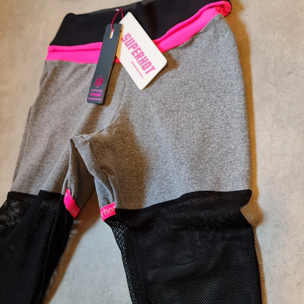 Leggings och top/ bh från Brasilianska SuperHot! Helt nya med tags.   Strl 2-8, motsvarar ca xs-m och såldes som onesize. Stretchar alltså väldigt mycket.   Säljes som set för 500 kr. Övrigt.