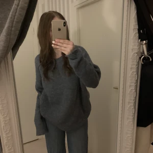 Mörk blå stickad tröja  - Mörkblå stickad tröja från ellos i storlek 42/44 men jag personligen skulle säga att den sitter som en m men lite mer oversized