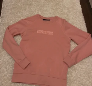 Peak performance tröja i fint skick! - Rosa sweatshirt från Peak performance i storlek xs dam. Fint skick förutom en liten fläck (se bild 2) men man tänker inte på den när man har tröjan på sig