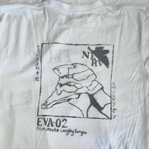 Evangelion tshirt - En handmålad Neon genesis evangelion tshirt 🤖 Tröjan är lite nopprig, därav priset, oversized fit