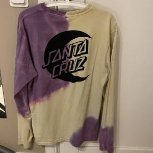 Santa Cruz tröja - Säljer då den inte kommer till användning längre och den är i bra skick. Vid snabba affär kan lägre bud axepteras😊Köparen står för frakt!