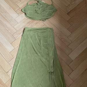 En olivgrön rynkad tvådelad outfit med slits.  Använd vidd endast ett tillfälle 