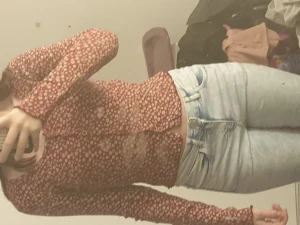 Blommig knapptröja - En jättefin tröja gillar dock inte hur den sitter på mig