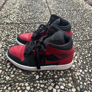 Jordan 1 Mid - Säljer mina jordans. Dom är köpta på Plick. Finns bevis på att dom är äkta. Väldigt fint skick. Lite creasade men det går att fixa. Pris kan diskuteras. Skorna är i storlek 40 men passar mig perfekt som vanligtvis har 39.