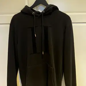 Les deux hoodie säljes, inköpt för cirka 1 år sedan men väldigt lite använd, nypris 1100