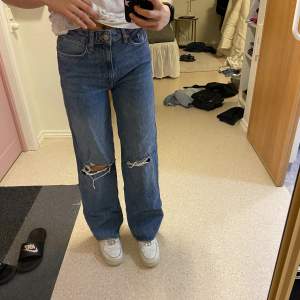 Fina håliga jeans från lager 157. Bra skick och i storlek XS-S. Jag är 168cm🌟