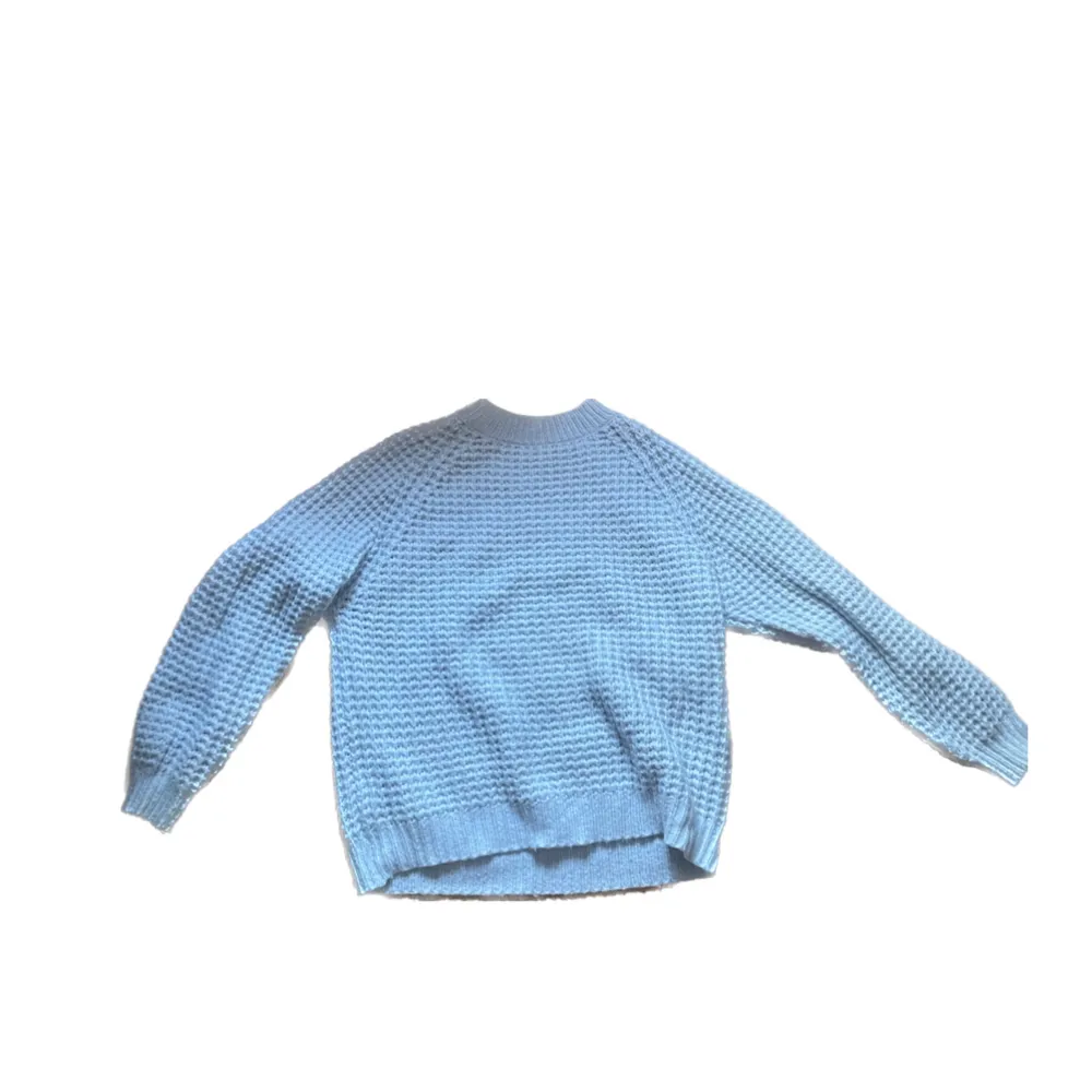 Superfin och mjuk blå stickad tröja från lager i en superfin ljusblå vårig färg. Den är i S och knappat använd.. Stickat.