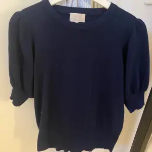 Säljer denna söta stickade t-shirt i marinblå färg❤️