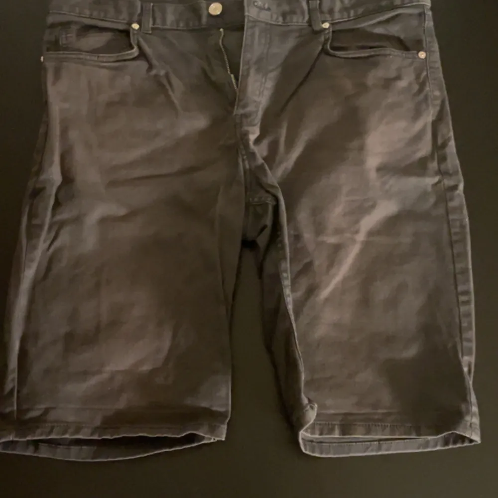 Grå jeans shorts från H&M. Shorts.
