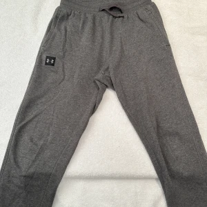 Under Armour Rival Mjukisbyxor Grå - Byxorna är i mycket gott skick