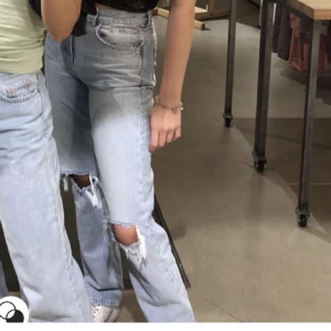 Gina jeans - Dessa jeans va väldigt poppis förut men jag tycker det fortsatt håller stil! Alltid trendigt med ljusblåa jeans med slitningar o dessa är så så fina💙 tyvärr har jag växt ur de