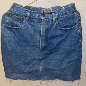 Jeanskjol - Superfin jeanskjol i strl S/M köpt på secondhand för 3 år sen i Malmö🌸Börjar bli lite för liten på mig, sitter väldigt fin i midjan! Slutar på mitten av låren på mig som är 170 och har oftast M i kjolar  