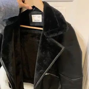 Säljer denna supersnygga jackan från Zaras barnavdelning i storlek 152. Jackan är i bra skick och har inga defekter. Säljer då den är för liten.  Den passar till allt och den är perfekt till lite kallare vår och höst väder💗👌🏼😇